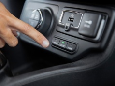 Ten gadżet zmienia wszystko w samochodzie. Kierowcy nie chcą już wracać do kabli