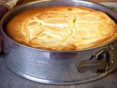 Mało kto dodaje do sernika. 1,5 łyżki zmienia wszystko