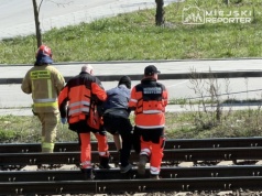 Rowerzysta z rowerem przechodził przez tory. Został potrącony przez pociąg