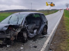 Na prostej drodze zderzyły się dwa auta. Jeden z kierowców był zakleszczony we wraku pojazdu