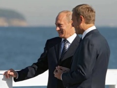 TVP w likwidacji na pomoc Tuskowi. Tak tłumaczą jego spotkania z Putinem