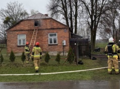 Pożar wybuchł nad ranem. Paliło się poddasze domu jednorodzinnego w Biesiadkach