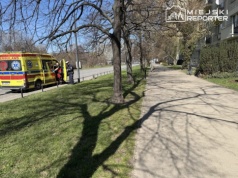 Rowerzysta staranował kobietę na chodniku. Ranna trafiła do szpitala