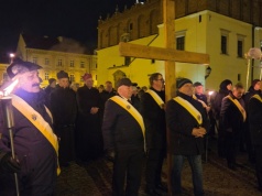 „Historia Chrystusa jest przejmowana przez nas”. Droga Krzyżowa przeszła ulicami Tarnowa