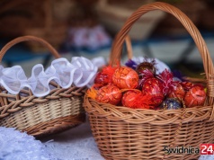 Dłuższe godziny otwarcia sklepów, zmiany funkcjonowaniu obiektów sportowych. Informator na Wielkanoc