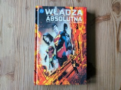 Recenzja „Władzy absolutnej". Event DC, po który warto sięgnąć, nawet jeśli zgubiłeś się trzy restarty temu