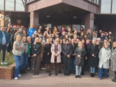 Pracownicy piotrkowskiego ZUS wyszli przed budynek, by solidaryzować się z protestującymi w centrali