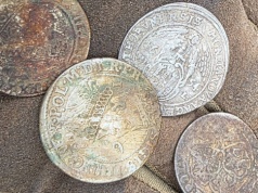 Kolejny depozyt srebrnych monet w Puszczy Bydgoskiej! (GALERIA)