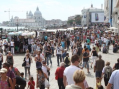 300 euro kary za brak opłaty lub rejestracji. Powraca słynny podatek turystyczny