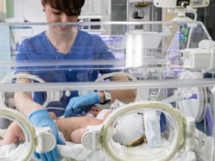 Mniej porodów i mniej oddziałów. Polska nie jest wyjątkiem w zamykaniu porodówek