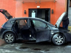 Policjant z Katowic po służbie ruszył do akcji. Ugasił płonące auto