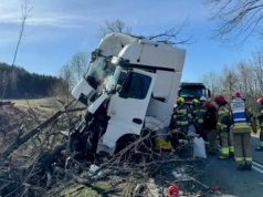 Wypadek na DK58: Ciężarówka uderzyła w drzewo. Droga jest zablokowana