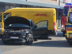 Pomylił gaz z hamulcem. 71-latek uszkodził sześć zaparkowanych samochodów