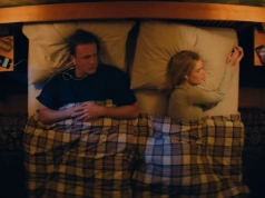 Nowy zwiastun Over Your Dead Body. Szalone małżeństwo na krwawym weekendzie