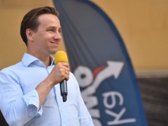 Polacy poniosą dodatkowe koszty polityki pandemicznej PiS. Krzysztof Bosak mocno o wyroku ws. Pfizera