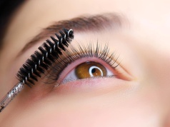 Który środek do demakijażu rzęs jest lepszy: żel, krem czy płyn?