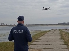 Dron nad Orlenem w Płocku. Bezzałogowiec postawił na równe nogi wszystkie służby