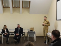 Bezpieczniej w gminie Grabica. Strażacy przekazali czujki, które ratują życie