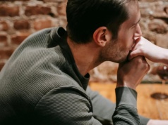 Sąd Najwyższy Hiszpanii skazał mężczyznę za pocałowanie kobiety w dłoń