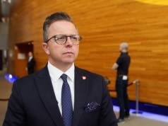 UE łagodzi wymogi klimatyczne dla samochodów ciężarowych. Przejście na bezemisyjność zachodzi wolniej, niż zakładano