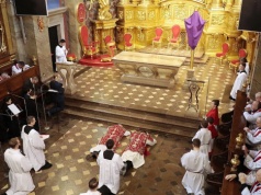 Dzień żałoby i postu. W centrum liturgii krzyż