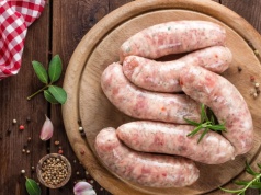 Jak parzyć białą kiełbasę na Wielkanoc? Popularny błąd, sprawia, że mięso jest twarde i gumowate