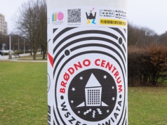 Spacer ze sztuką na Targówku. Odkryj galerię plakatów na słupach reklamowych