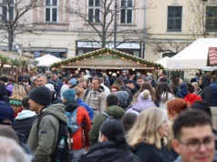 Rynek Główny w Krakowie w świątecznej odsłonie. Jarmark Wielkanocny przyciąga odwiedzających
