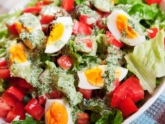 Podczas świąt nie może jej zabraknąć. Pyszna sałatka z jajkiem i kalafiorem