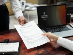 Zwolnili ich jednym mailem o 6 rano. Nawet 30 tys. osób nagle zostało bez pracy