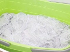 Firanki będą śnieżnobiałe. Weź produkt z kuchni i pilnuj temperatury