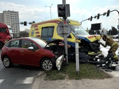 Ambulansem na czerwonym. Skończyło się na kolizji i mandacie