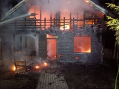 Pożar domku letniskowego w Okunince. Jedna osoba poszkodowana