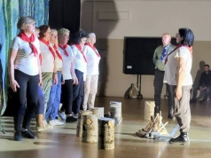 "Zemsta babci harcerki" podbiło Pieniężno – seniorki zachwyciły publiczność!