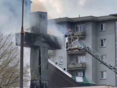 Pożar krzyża przed kościołem w Warszawie
