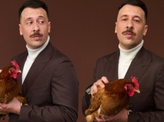 Avi pozuje z kurami – wspiera tą samą inicjatywę co Słoń