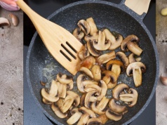 Pieczarki zawsze ciemnieją podczas smażenia? Wystarczy dodać to na patelnię, a zachowają kolor