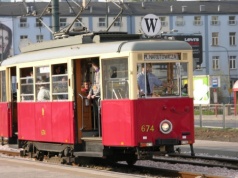 Zabytkowe tramwaje na ulicach. Świąteczna linia W