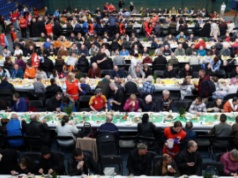 Kilka tysięcy samotnych i ubogich zasiądzie do śniadań wielkanocnych Caritasu