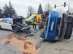 Poważny wypadek w Markach. Rozpędzone BMW staranowało miejski autobus. Są ranni