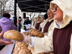 Chleb, śledź i grosz, czyli legnicka średniowieczna tradycja w Rynku (FOTO)