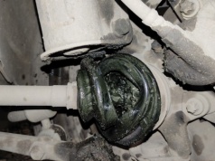 Klikanie przy skręcie? Kierowcy to bagatelizują, problem potrafi unieruchomić auto