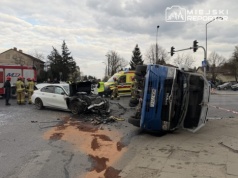 BMW wbiło się w autobus miejski. Pojazd przewrócił się na bok