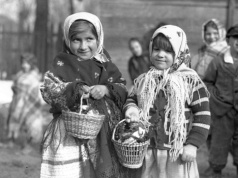 Żur do dołu, śledź pod ziemię. A na głowę wiadro wody. "Na zewnątrz czyhały całe grupki"