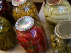 Tak sprawdzisz, czy słoik jest szczelny. Tomasz Strzelczyk poleca "test ucha"