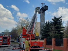 Pożar historycznego krzyża przy parafii św. Maksymiliana Kolbego w Warszawie