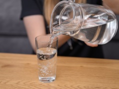 Ile wody dziennie trzeba pić? 8 szklanek dziennie to mit