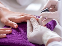 Verbena nails będą teraz ultra modne. Trzeba je zobaczyć z bliska!