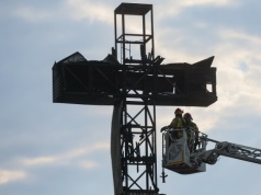 Komunikat Archidiecezji Warszawskiej po pożarze krzyża. „Zostanie odbudowany”