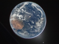 Spektakularne zdjęcia wykonane przez członków załogi Artemis II. "Nawet w ciemności świecimy"